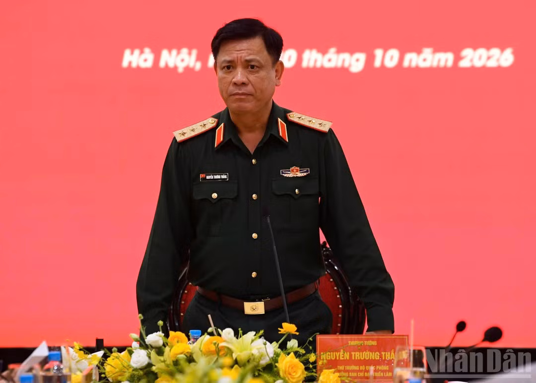 Senior Lieutenant General Nguyen Truong Thang chairs a meeting of the Steering Committee for the Viet Nam International Defence Expo 2026. (Photo: NDO)