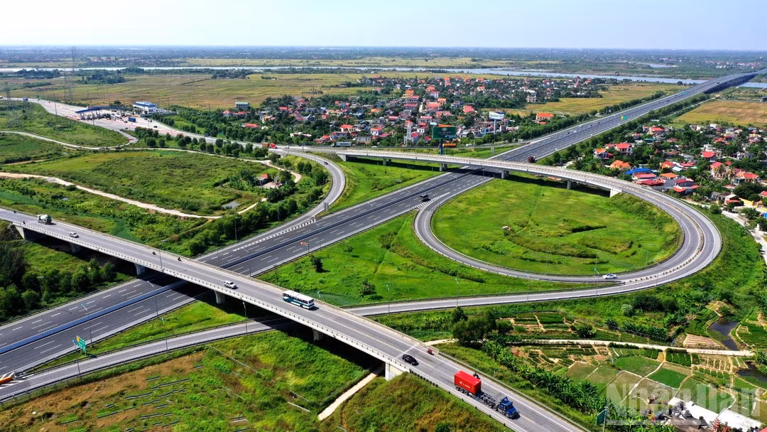 Since opening to traffic, the Ha Noi–Hai Phong Expressway has become a lever driving a wave of investment in the Northern region. (Photo: TUAN ANH)