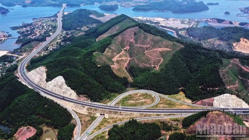 A section of the Van Don–Mong Cai Expressway. (Photo: ANH DUONG)