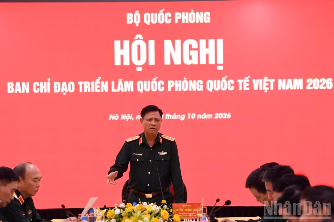 Senior Lieutenant General Nguyen Truong Thang chairs a meeting of the Steering Committee for the Viet Nam International Defence Expo 2026. (Photo: NDO)