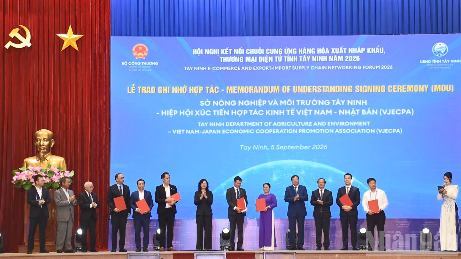 The Tay Ninh Department of Agriculture and Environment and the Viet Nam-Japan Economic Promotion Association sign a memorandum of cooperation. (Photo: THANH PHONG)