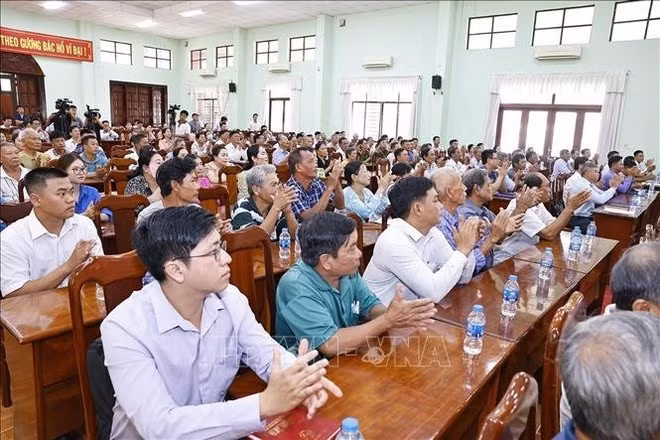 Voters express their satisfaction with the outcomes of the NA’s 9th session. (Photo: VNA)