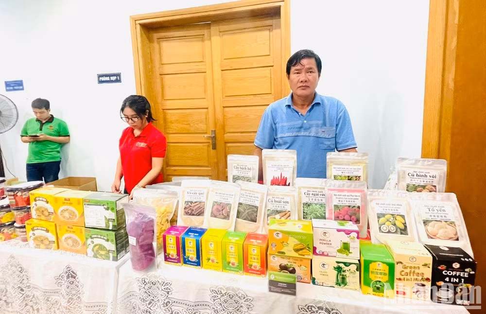 Products from Vietnamese enterprises are being showcased during the event. (Photo: NDO)