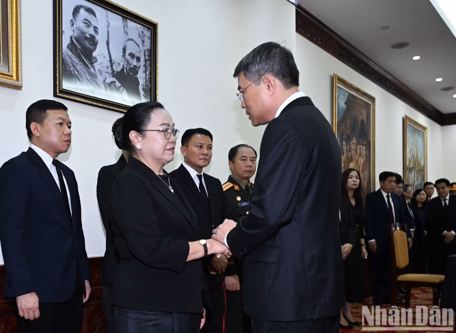 Prime Minister Le Minh Hung offers condolences to the Ambassador of the Lao People's Democratic Republic to Viet Nam.