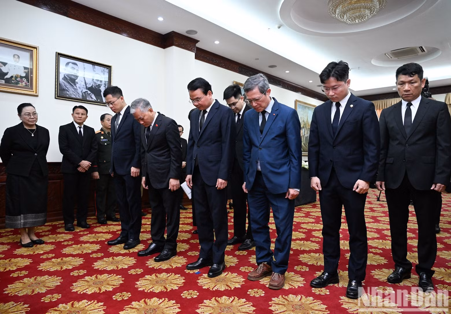 Following, a delegation from the Government Office, led by Dang Xuan Phong, Minister and Chairman of the Government Office, lays a wreath and pays tribute to Comrade Xaysomphone Phomvihane, Politburo member and President of the National Assembly of the Lao People's Democratic Republic.
