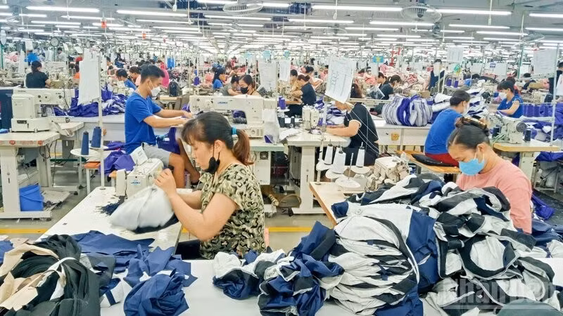 TNG Investment and Trading Joint Stock Company is making every effort to minimise the impact of fluctuations in petrol and diesel prices on garment production for export. (Photo: THE BINH)