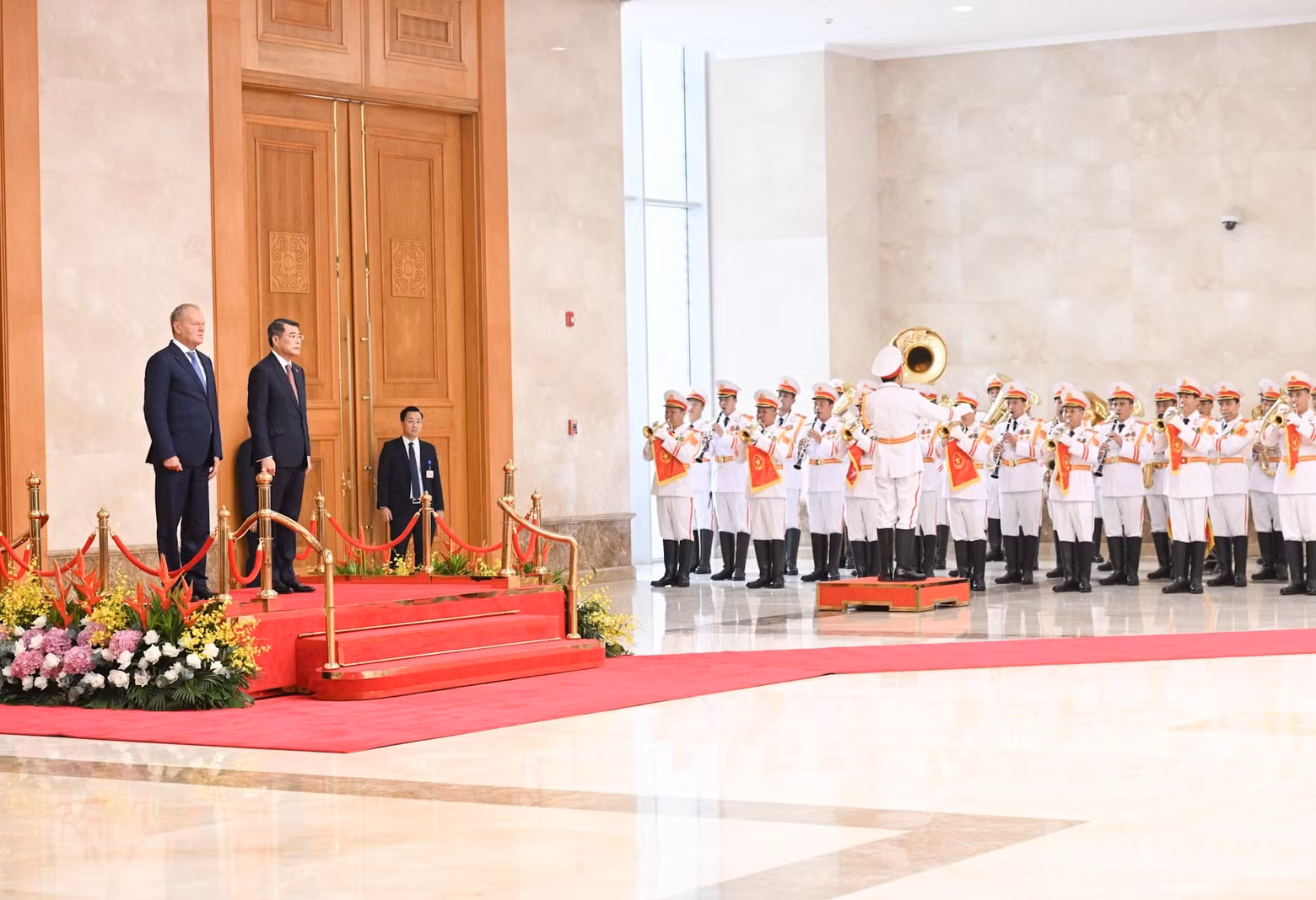 Prime Minister Le Minh Hung and Polish Prime Minister Donald Tusk perform the national flag salute ceremony of the two countries.