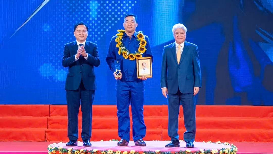 Standing Vice President of the National Assembly Do Van Chien and President of the Viet Nam General Confederation of Labour Nguyen Anh Tuan honour Labour Hero Pham Dinh Duan of Vang Danh Coal Joint Stock Company. (Photo: HAI NGUYEN)
