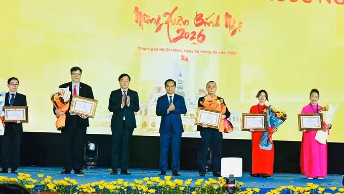 Ho Chi Minh City leaders honours overseas Vietnamese organisations and individuals for outstanding achievements in affairs involving overseas Vietnamese in the city. (Photo: VIET DUNG)