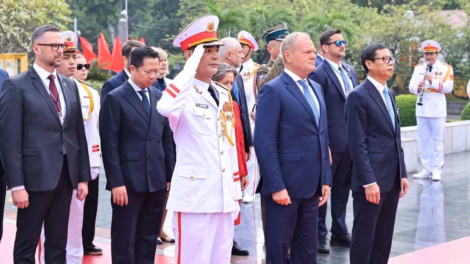 Polish Prime Minister Donald Tusk pays tribute to the heroes and martyrs. (Photo: VNA)