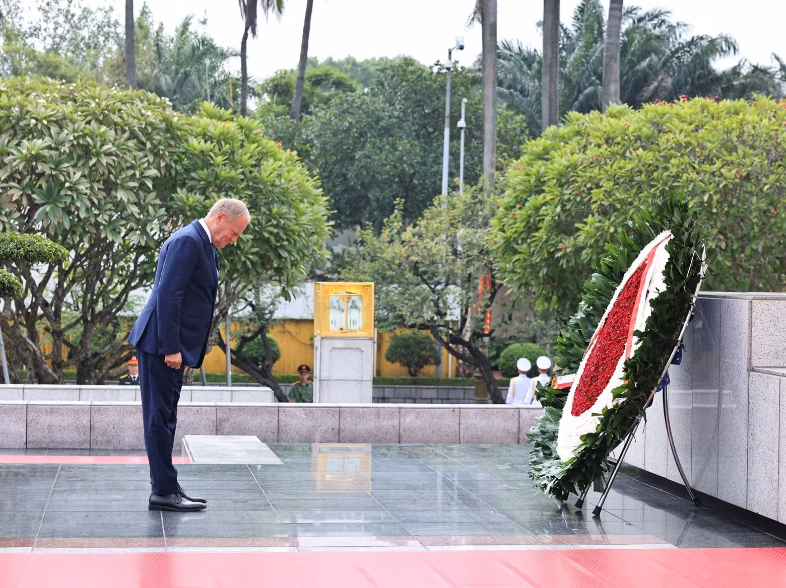 Polish Prime Minister Donald Tusk lays a wreath at the Monument to the Heroes and Martyrs. (Photo: VNA)