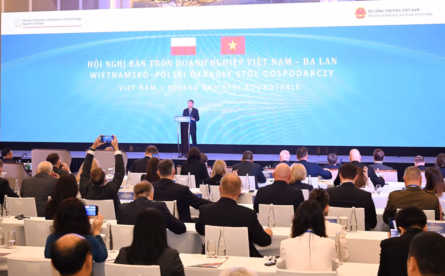 Prime Minister Le Minh Hung speaks at the Viet Nam–Poland Business Roundtable on October 26 (Photo: NDO)
