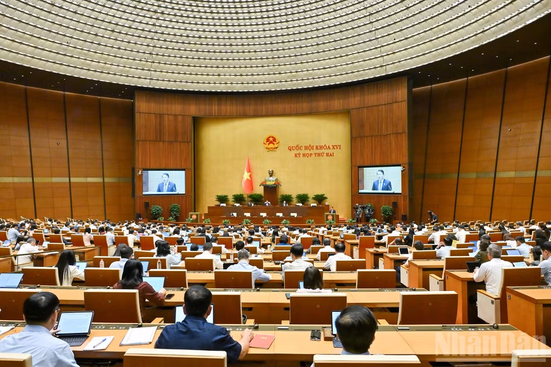 Minister of Public Security General Luong Tam Quang delivers a presentation at the session. (Photo: NDO)