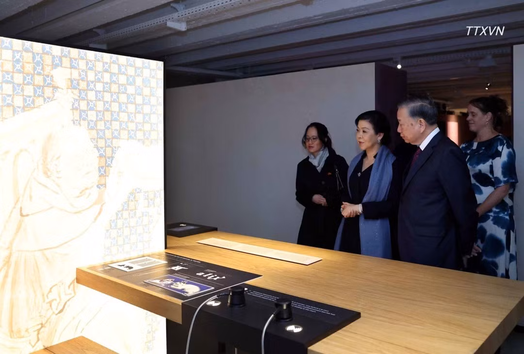 General Secretary and President To Lam and his spouse Ngo Phuong Ly visit the Royal Library of Belgium. (Photo: Thong Nhat/VNA)