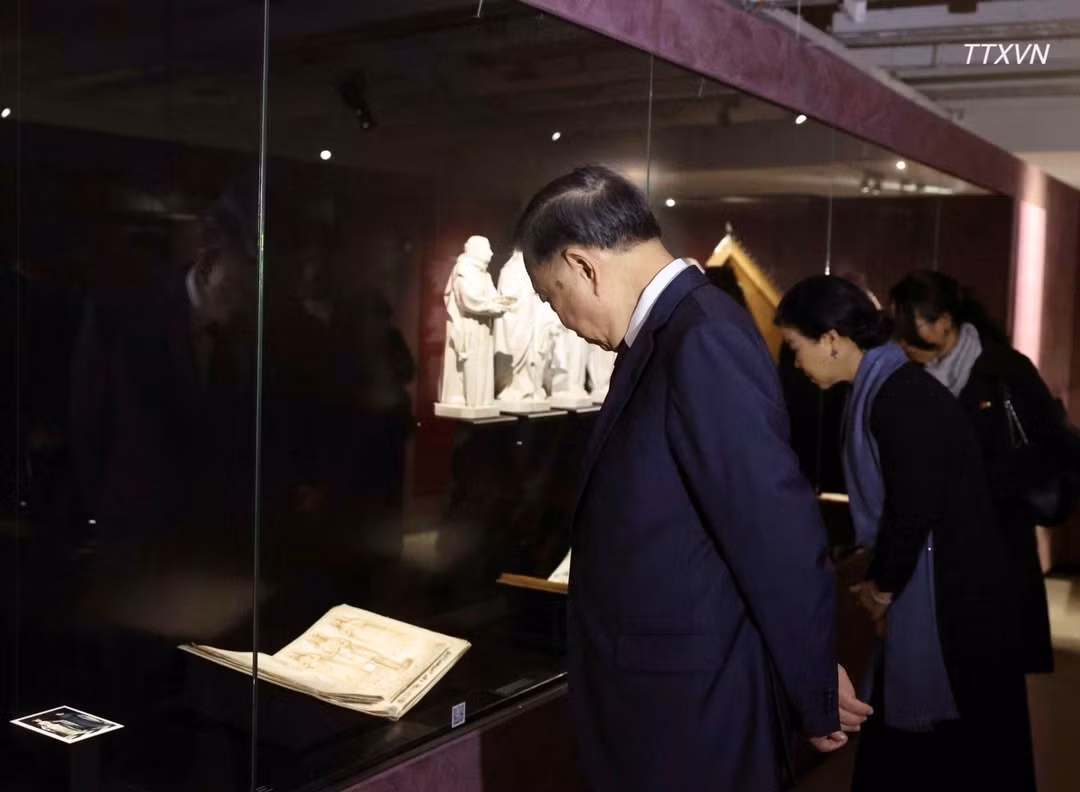 General Secretary and President To Lam and his spouse Ngo Phuong Ly visit the Royal Library of Belgium. (Photo: Thong Nhat/VNA)