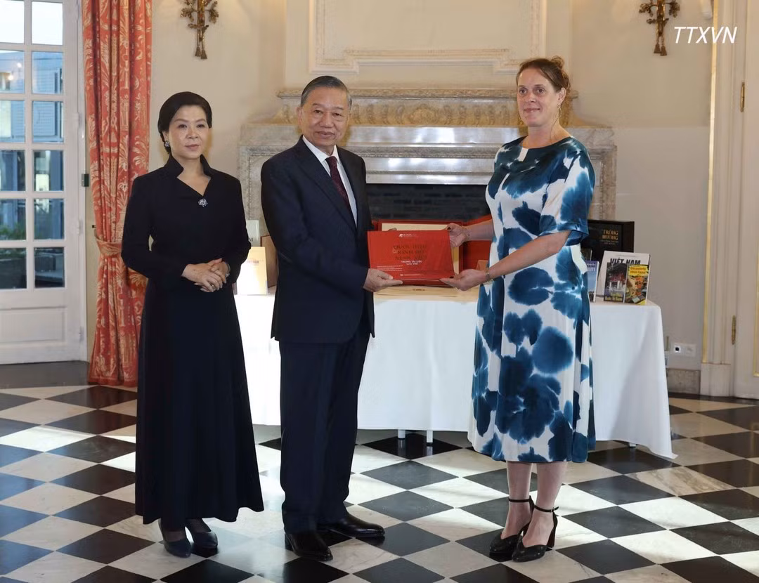 General Secretary and President To Lam and his spouse Ngo Phuong Ly present books to the Royal Library of Belgium. (Photo: Thong Nhat/VNA)