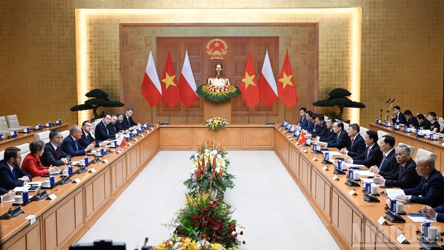 Prime Minister Le Minh Hung holds talks with his Polish counterpart Donald Tusk in Ha Noi on October 26 (Photo: NDO)