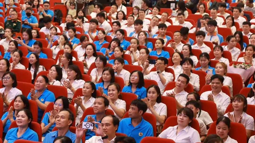 A large number of workers, labourers, and trade union officials attend the ceremony. (Photo: HAI NGUYEN)