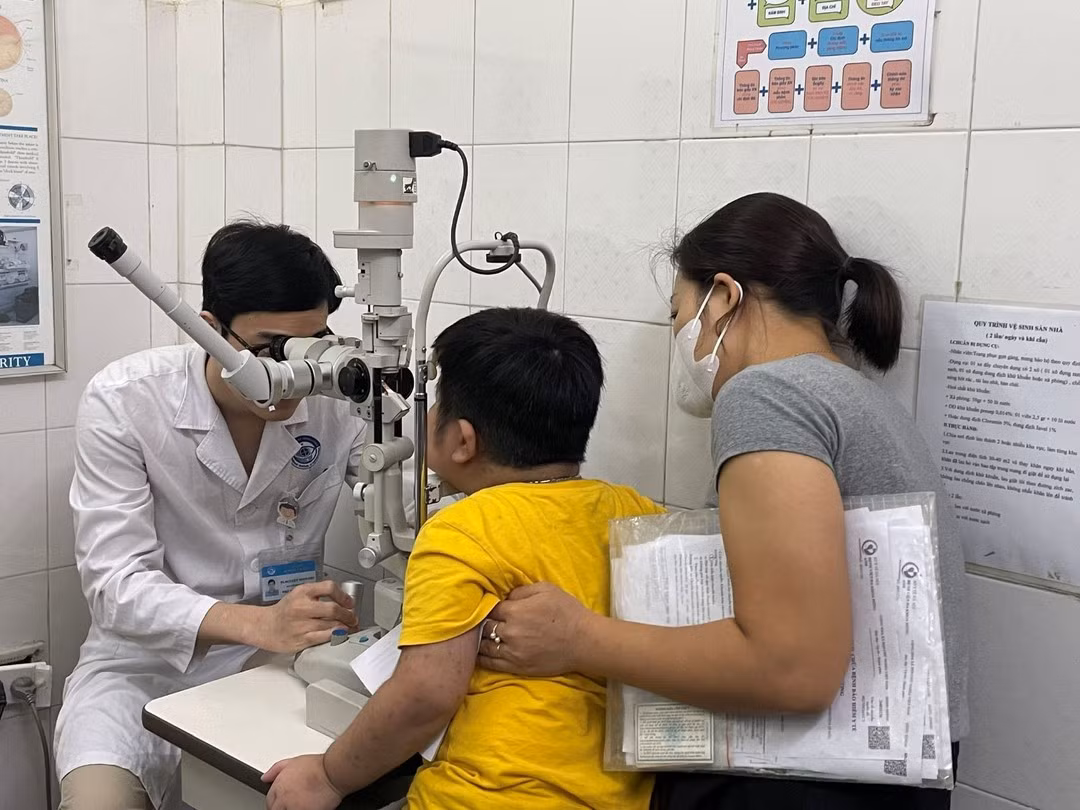 WHO warns that without effective intervention and preventive measures, the rate of children in Viet Nam with myopia could reach 90% by 2050. (Photo: THAI BINH)