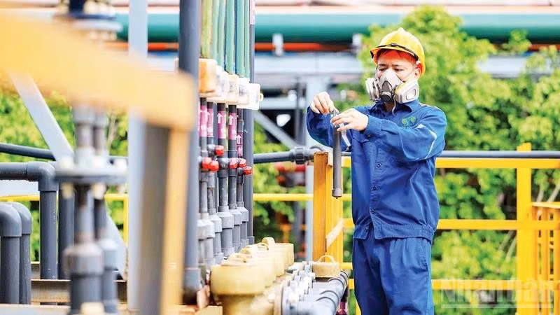 Inspecting the pipework of the SOP production line at Lam Thao Superphosphate and Chemicals Joint Stock Company. (Photo: HOA MUA)