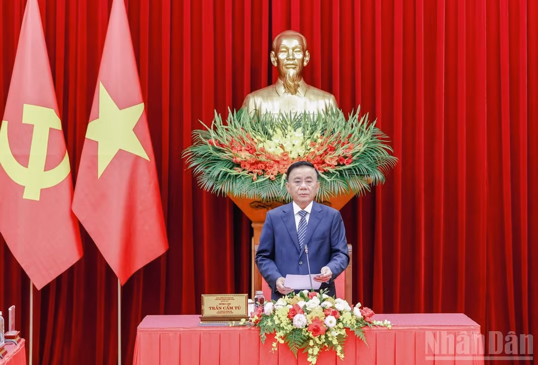 Politburo member and Standing Member of the Communist Party of Viet Nam Central Committee’s Secretariat Tran Cam Tu speaks at the meeting with young officials from the Cambodian People’s Party in Ha Noi on October 26, 2026. (Photo: NDO)
