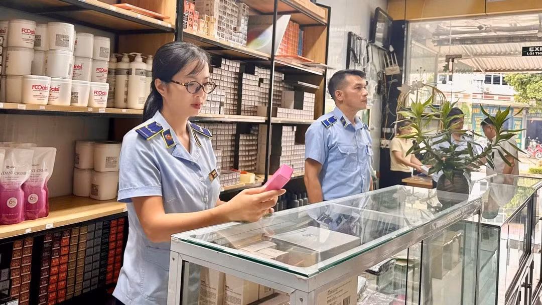Market surveillance forces in Thai Nguyen Province inspect cosmetic products at a local business facility. (Photo: NONG THUY)