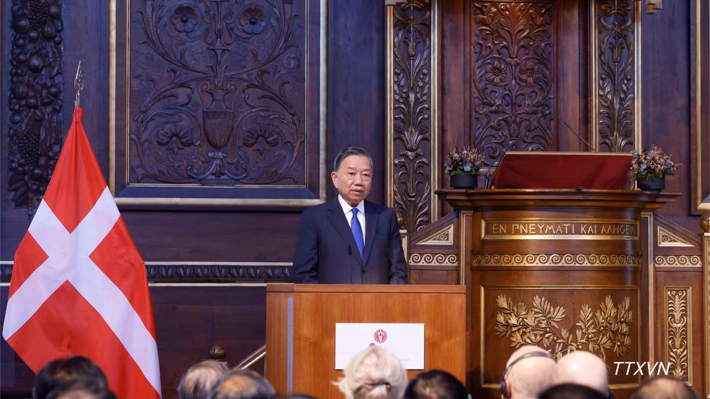 General Secretary and President To Lam delivers a policy speech at the University of Copenhagen, Denmark. (Photo: VNA)