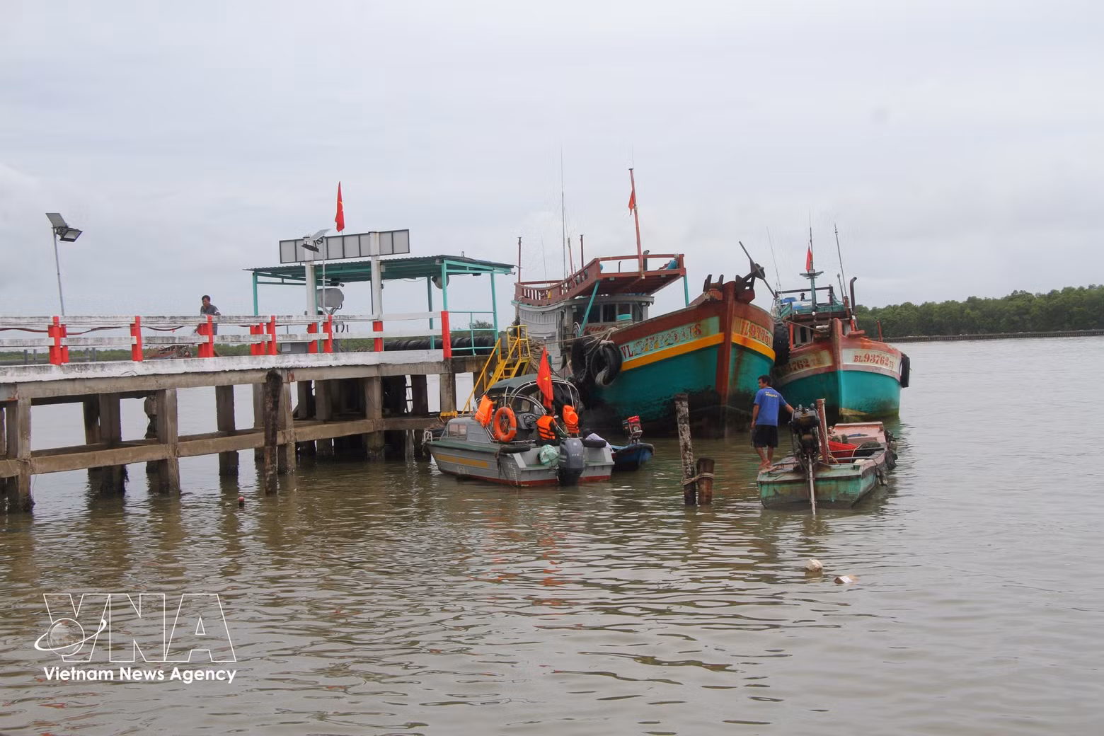 Fishermen's boats anchor at Ganh Hao Border Guard Station to complete departure and arrival procedures (Photo: VNA)