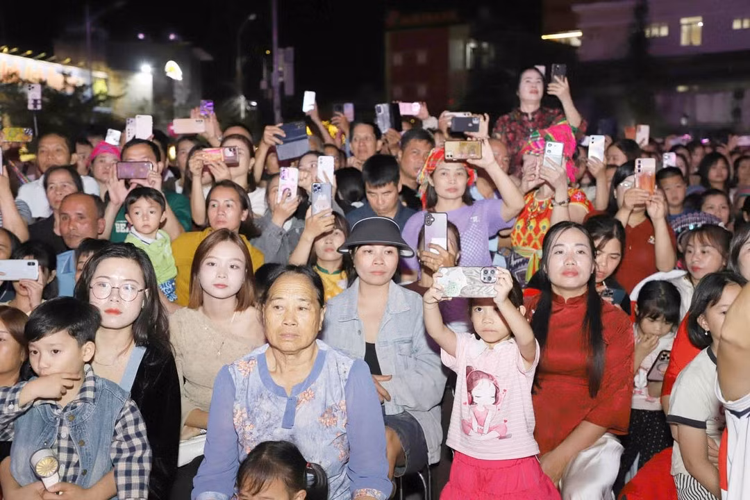 Large numbers of local people and visitors attend the opening ceremony of the Buckwheat Flower Festival 2026. (Photo: KHANH TOAN)
