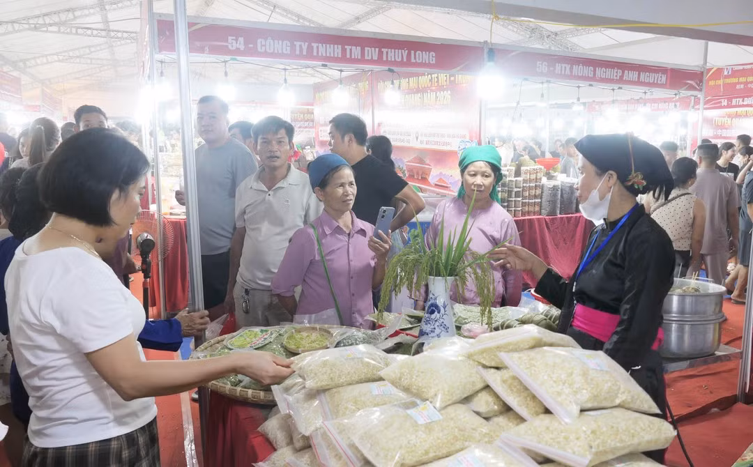 The fair provides an opportunity to promote Tuyen Quang Province’s distinctive agricultural products. (Photo: KHANH TOAN)