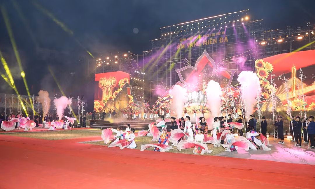 A special artistic performance programme at the festival’s opening ceremony. (Photo: KHANH TOAN)