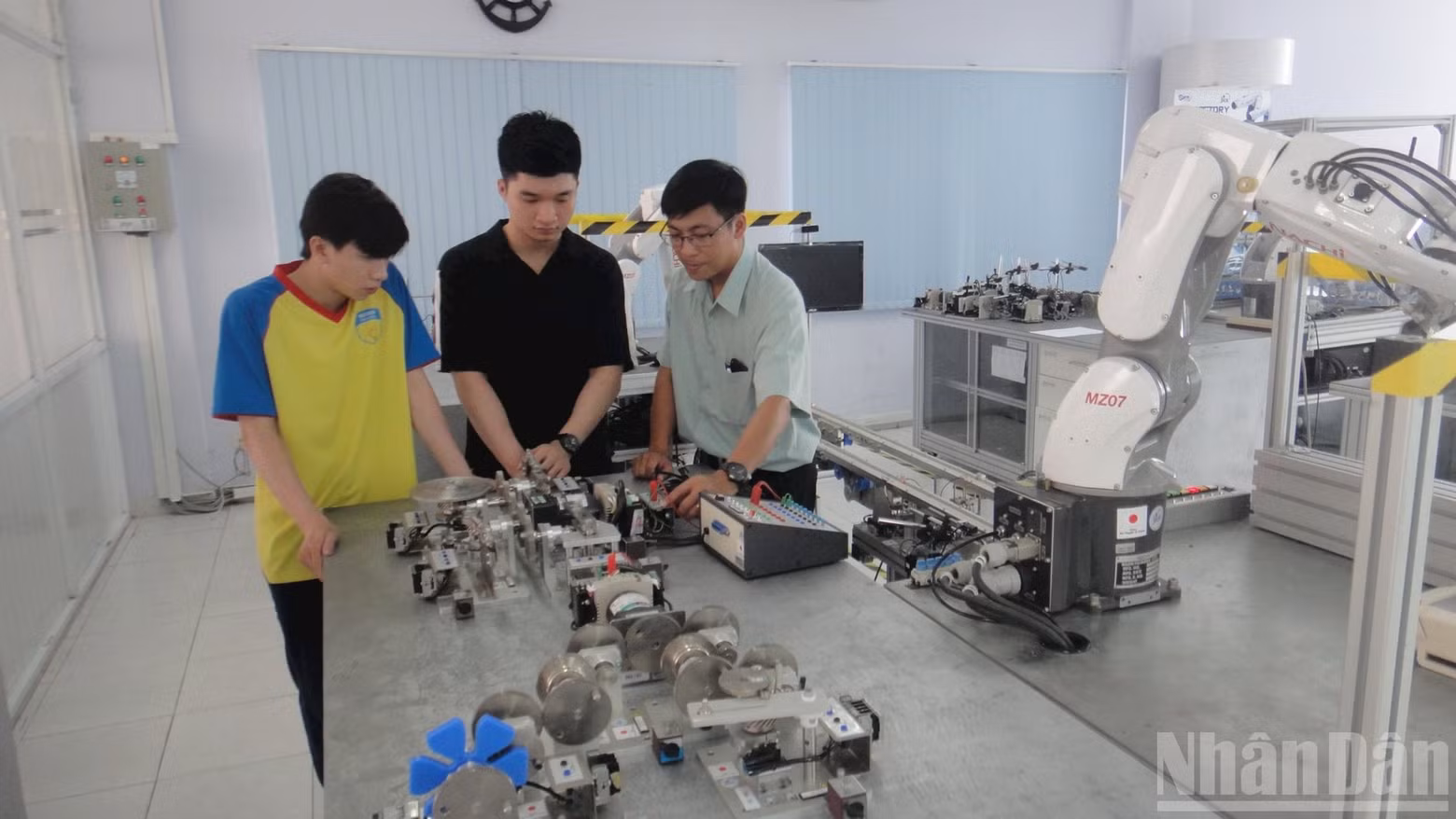 Training automation personnel at Ho Chi Minh City Hi-Tech Park. (Photo: CAO TAN)