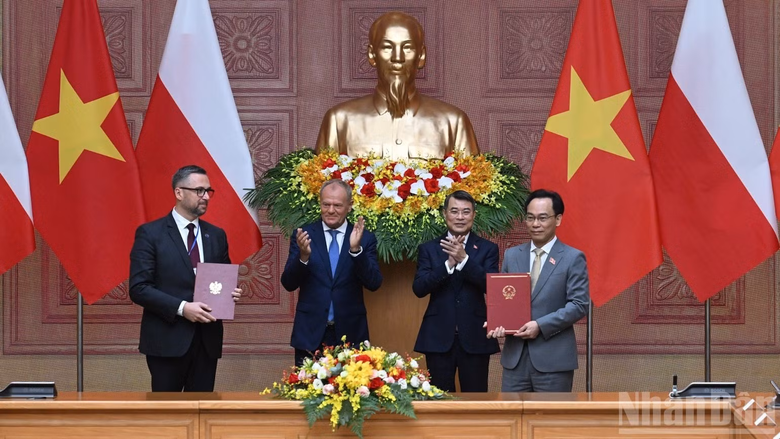 Prime Minister Le Minh Hung and his Polish counterpart Donald Tusk witness the exchange of a tourism cooperation memorandum of understanding between Viet Nam's Ministry of Culture, Sports and Tourism and Poland's Ministry of Sports and Tourism on October 26, 2026. (Photo: NDO)