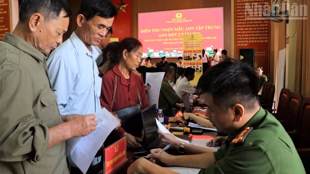 The collection, storage, and comparison of DNA information from relatives serve as one of the methods used to search for and identify the remains of martyrs whose identities remain unknown. (Photo: NDO)