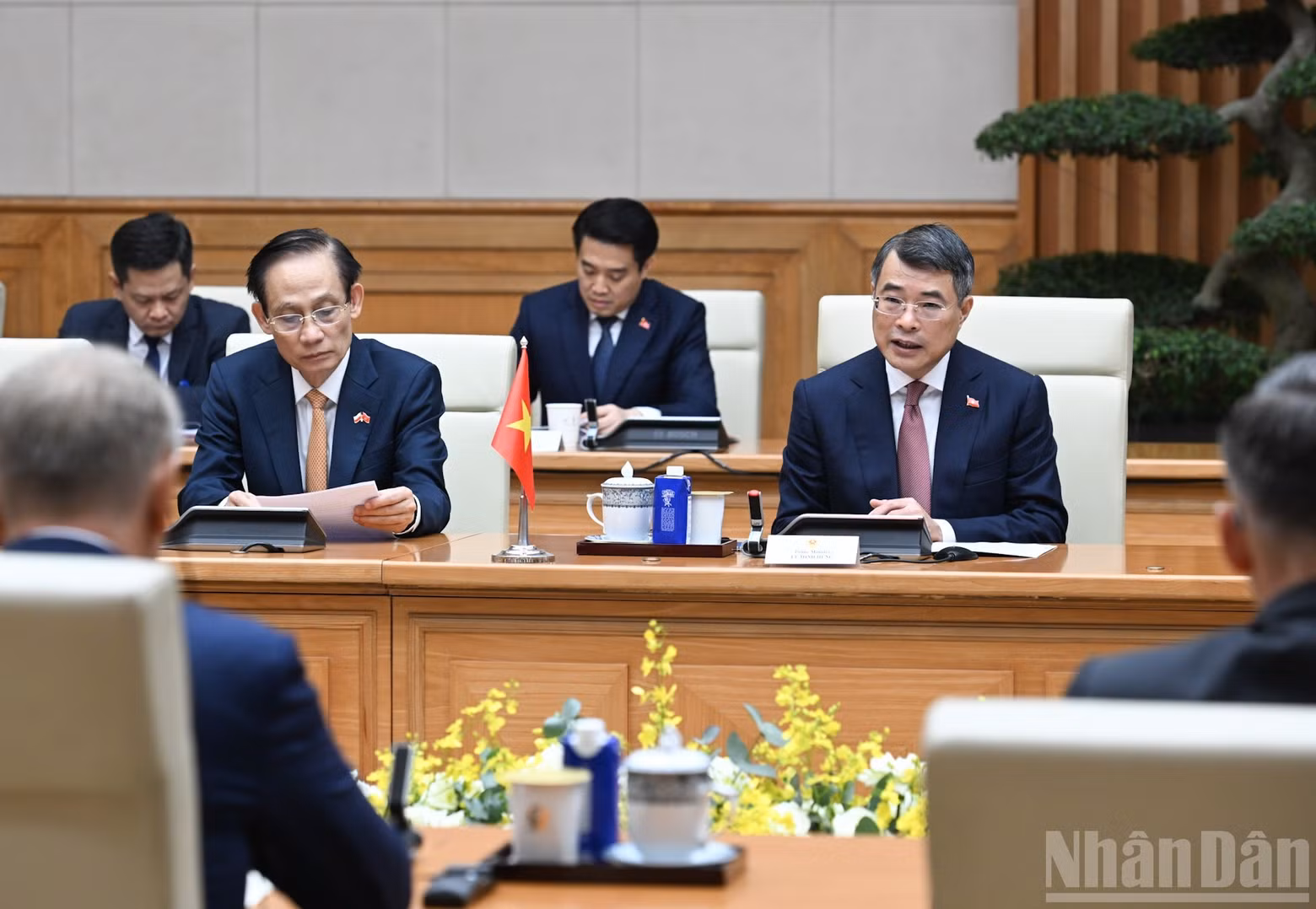 Prime Minister Le Minh Hung speaks during talks with Polish Prime Minister Donald Tusk.