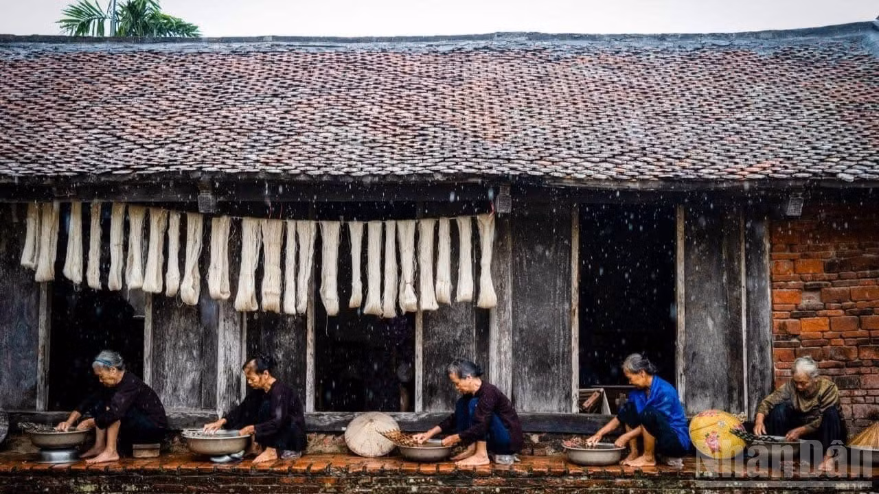 Elderly female artisans from the Nam Cao silk-weaving village in Hung Yen. (Photo: NDO)