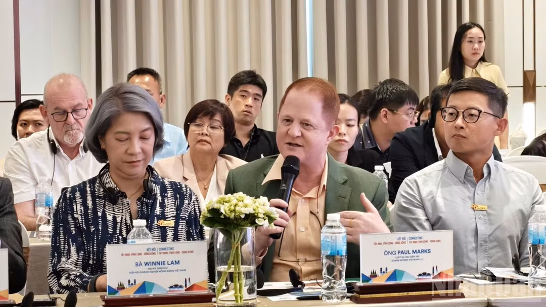 Investors from Hong Kong (China) put questions to representatives of Vietnamese localities. (Photo: NDO)