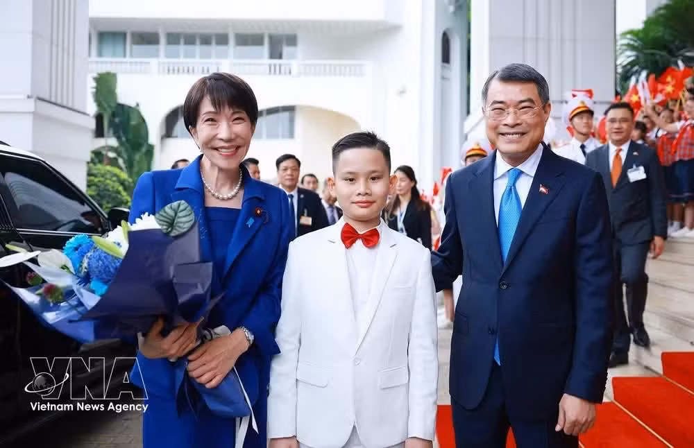 Prime Minister Le Minh Hung, his Japanese counterpart Takaichi Sanae, and a Vietnamese student (Photo: VNA)