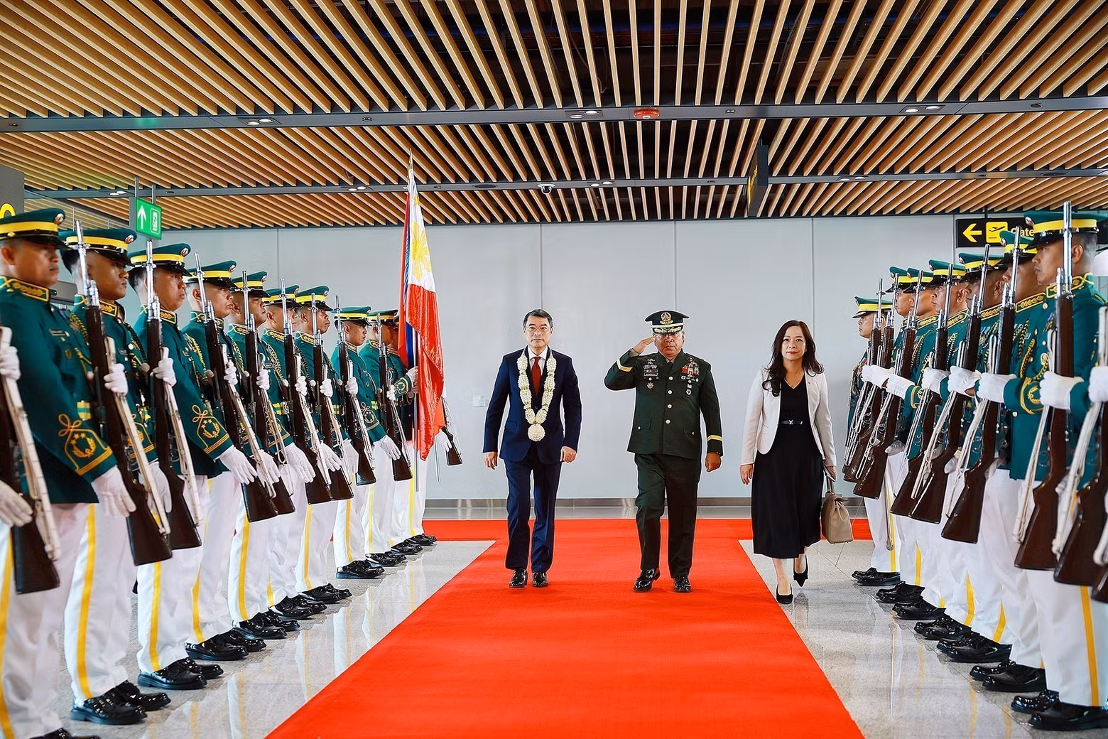 Prime Minister Le Minh Hung is welcomed upon arrival for the 48th ASEAN Summit at Mactan International Airport in Cebu, the Philippines. (Photo: Duong Giang/VNA)