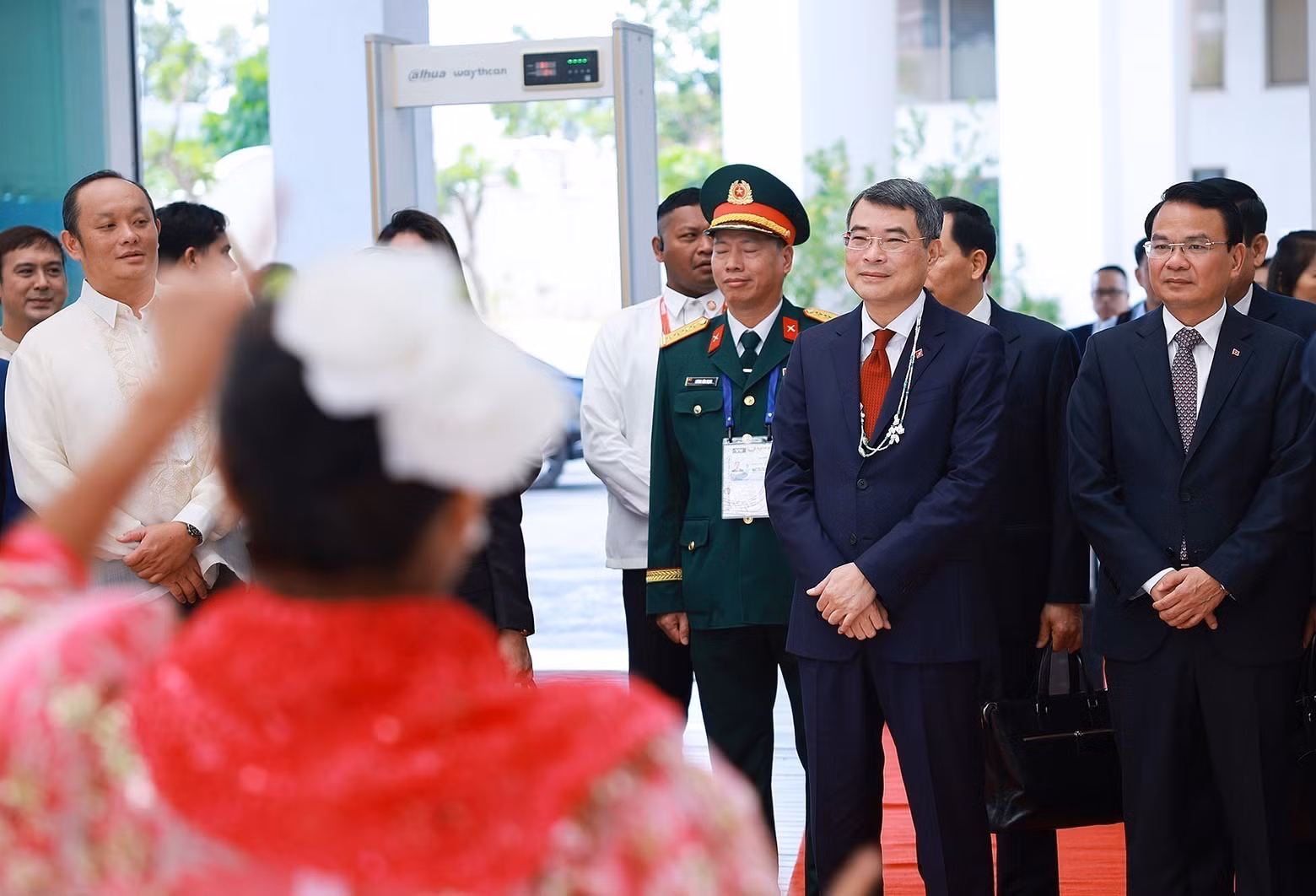 Prime Minister Le Minh Hung is welcomed upon arrival for the 48th ASEAN Summit in Cebu, the Philippines. (Photo: Duong Giang/VNA)