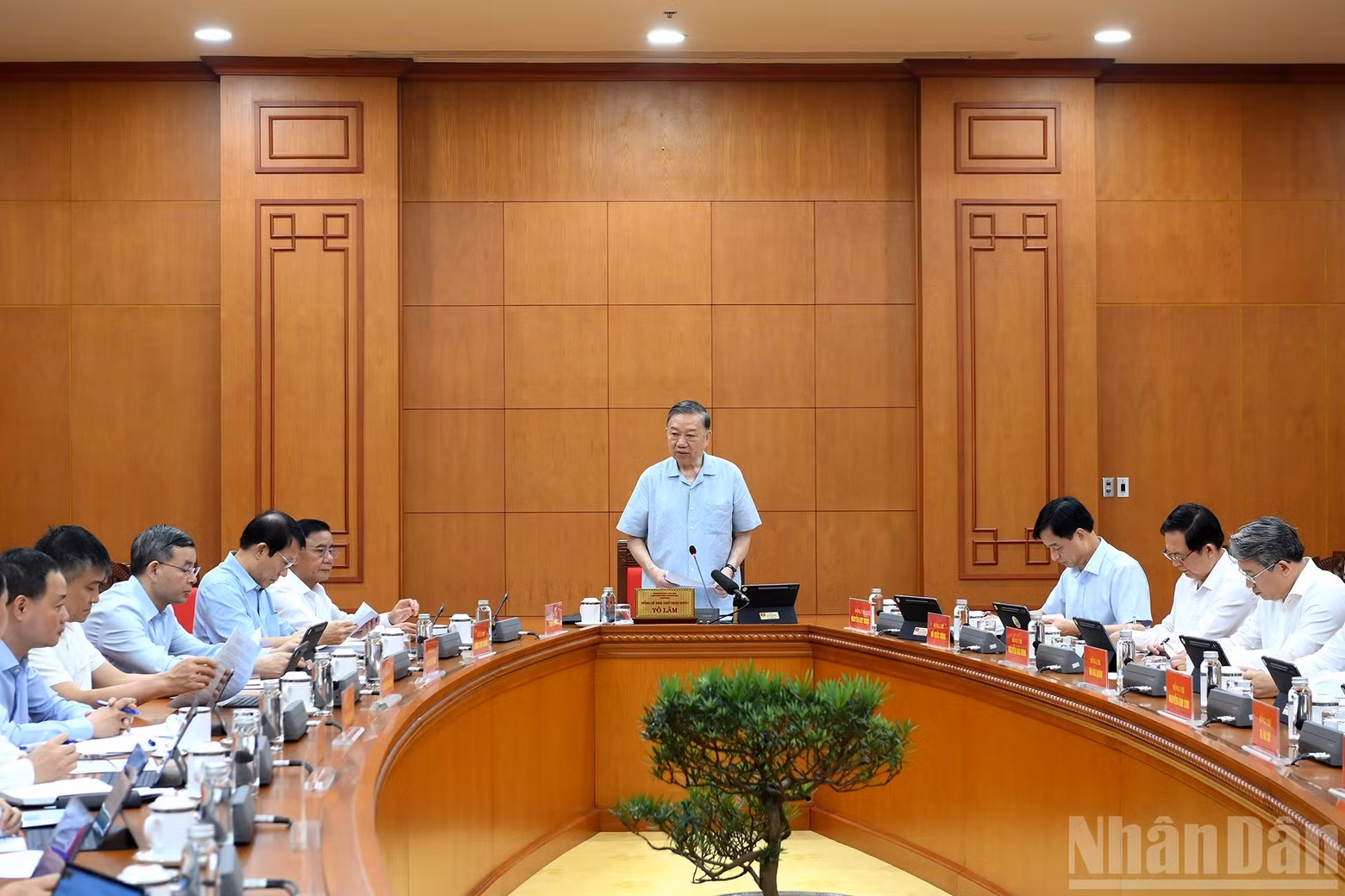 Party General Secretary and State President To Lam chairs the meeting.