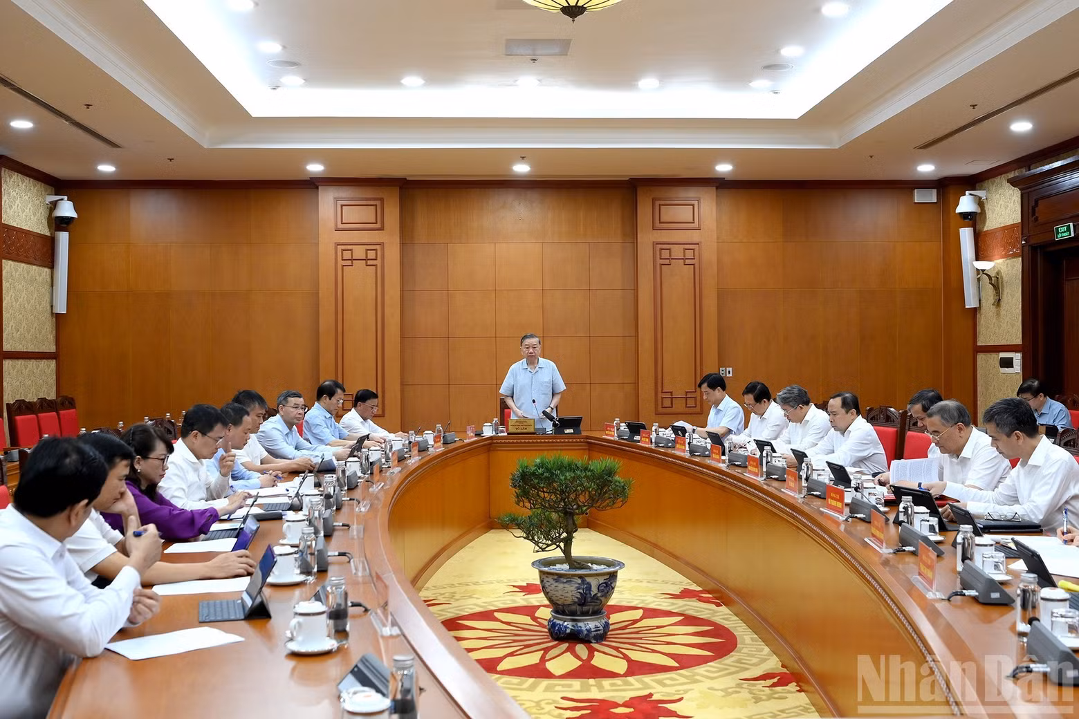Overview of the meeting at the Party Central Committee Headquarters.