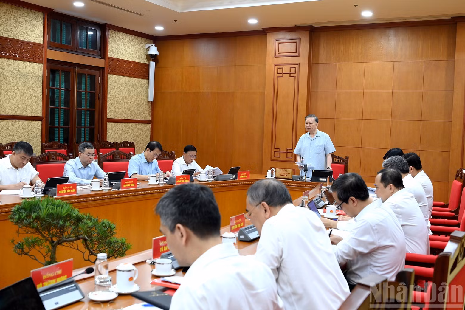 Party General Secretary and State President To Lam chairs the meeting.