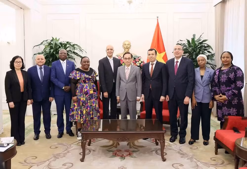 Vietnamese Minister of Foreign Affairs Le Hoai Trung and diplomats (Photo: Vietnamese Ministry of Foreign Affairs)