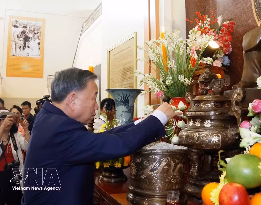 Party General Secretary and State President To Lam offers incense in tribute to President Ho Chi Minh at the Ho Chi Minh Memorial Site in Thailand’s Udon Thani province on May 27. (Photo: VNA)