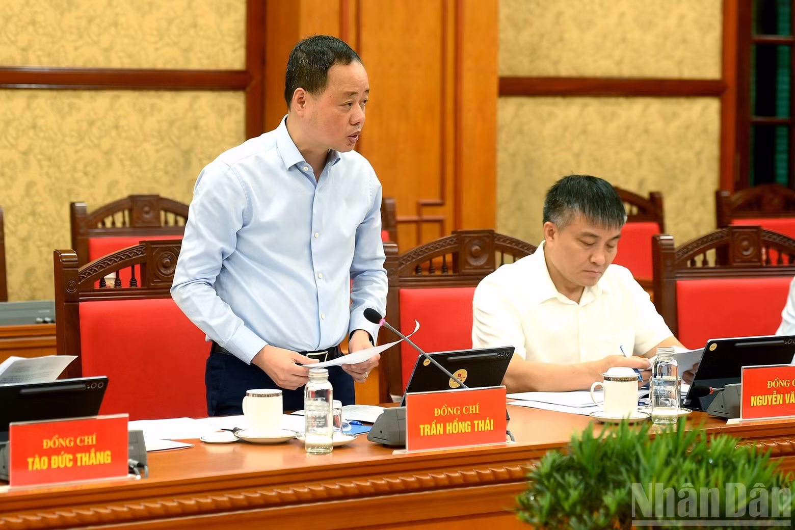 Tran Hong Thai, Member of the Party Central Committee and President of the Viet Nam Academy of Science and Technology, presents a report at the meeting.