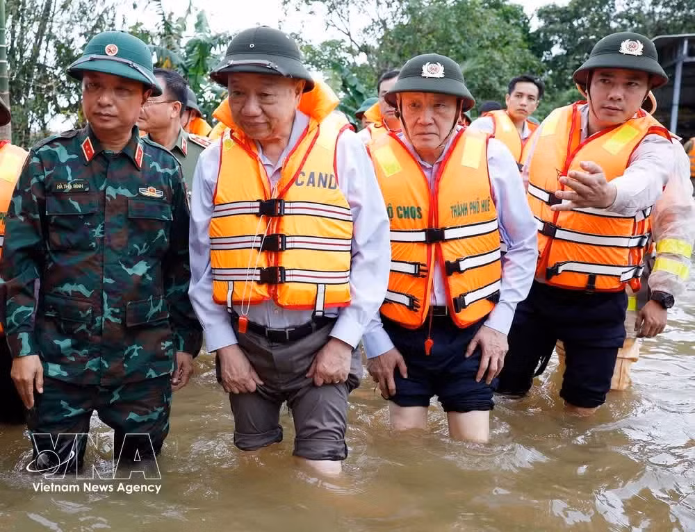 Party General Secretary To Lam and officials visit residents affected by prolonged heavy rains and flooding in Hue city in November 2025. (Photo: VNA)