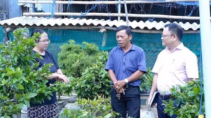 Credit officers maintain a strong presence at the grassroots level, providing dedicated guidance to residents on the effective use of loan capital. (Photo: NDO)