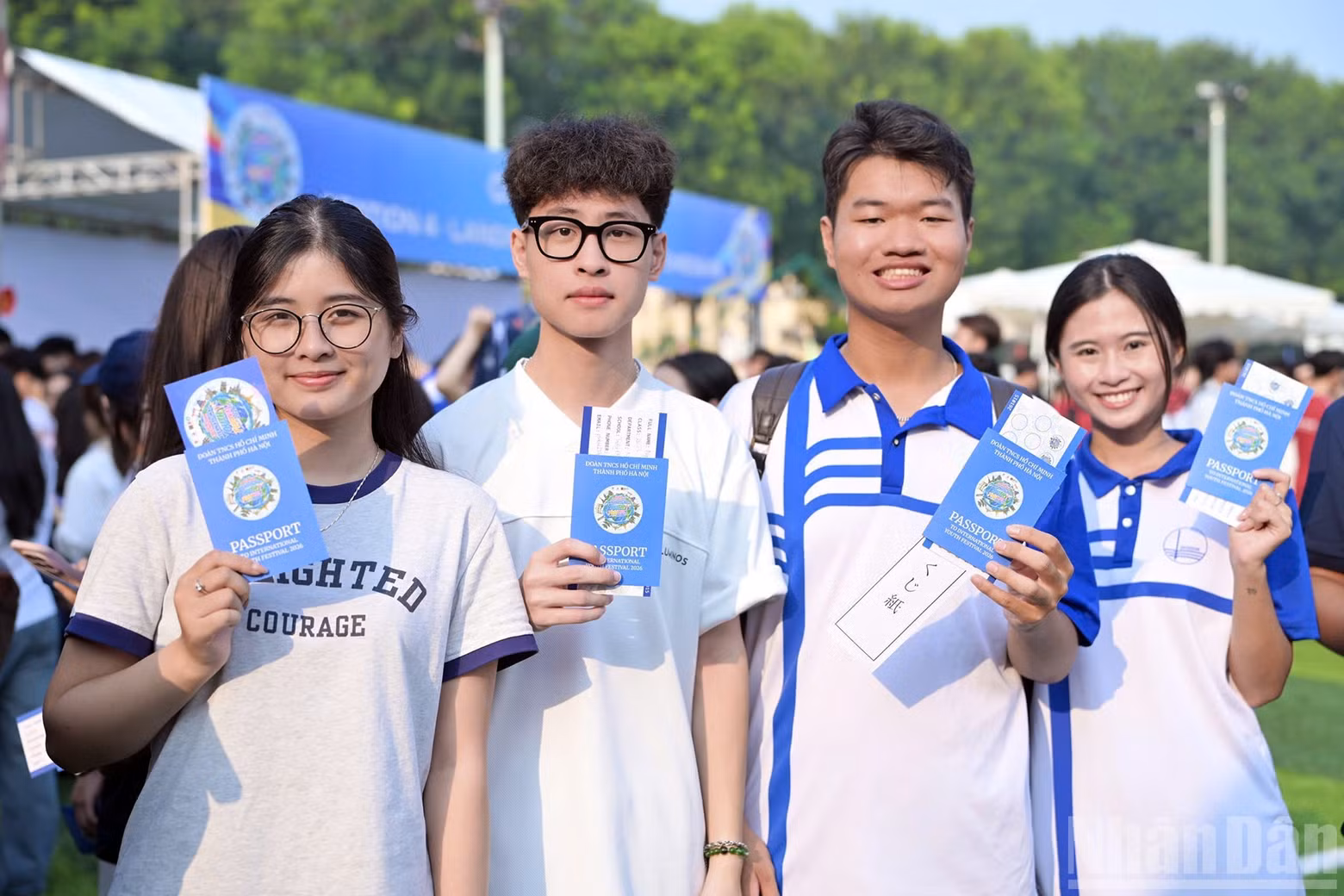 After receiving their Global Citizen Passports and boarding passes, participants begin exploring cultural destinations, completing challenges, collecting stamps and proactively connecting with new friends. (Photo: LINH PHAN)
