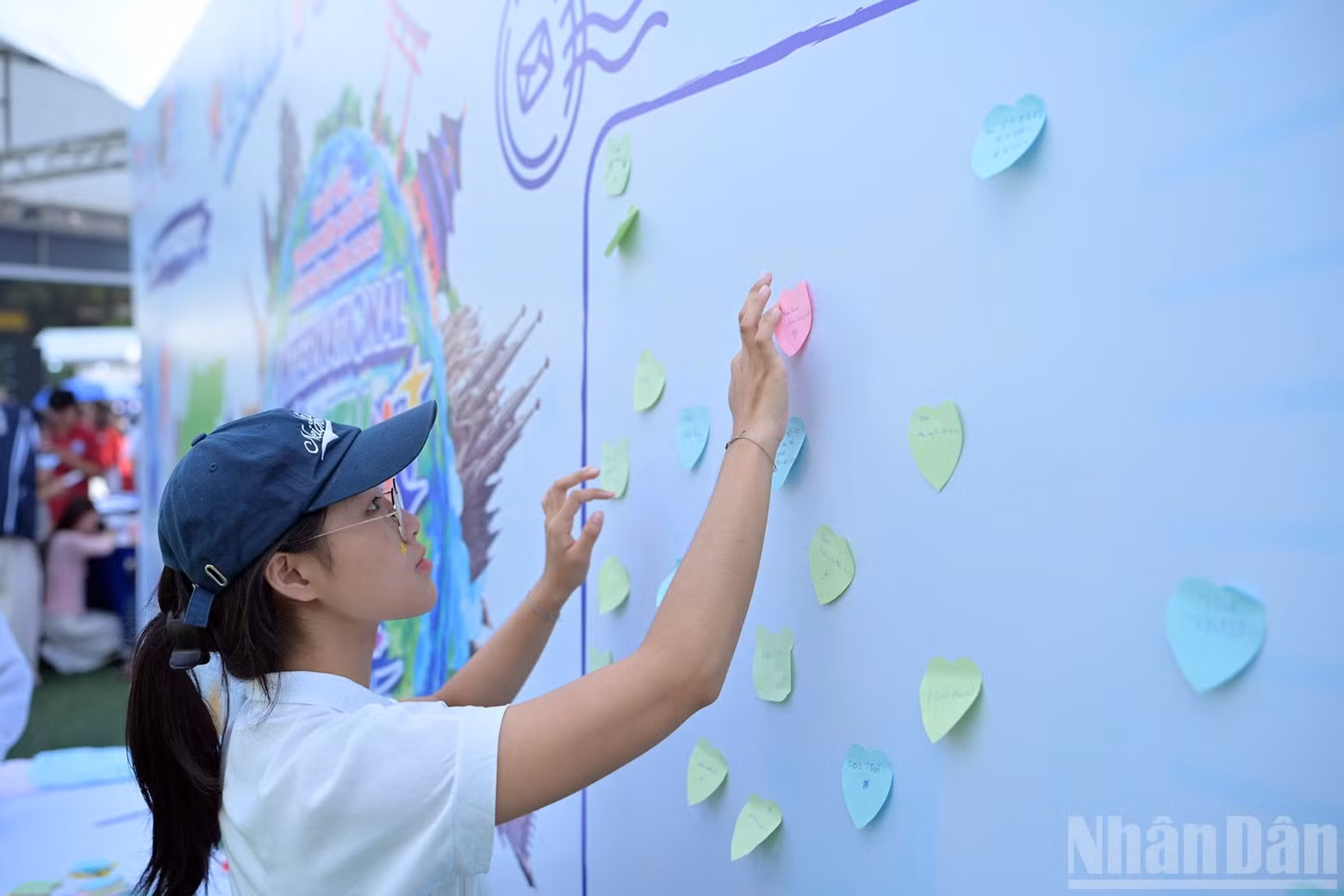 Those who complete the journey with at least 10 stickers have the opportunity to receive souvenirs, take photos at a photobooth and obtain a “Good Integration – Global Citizen” certificate from the organisers. (Photo: LINH PHAN)